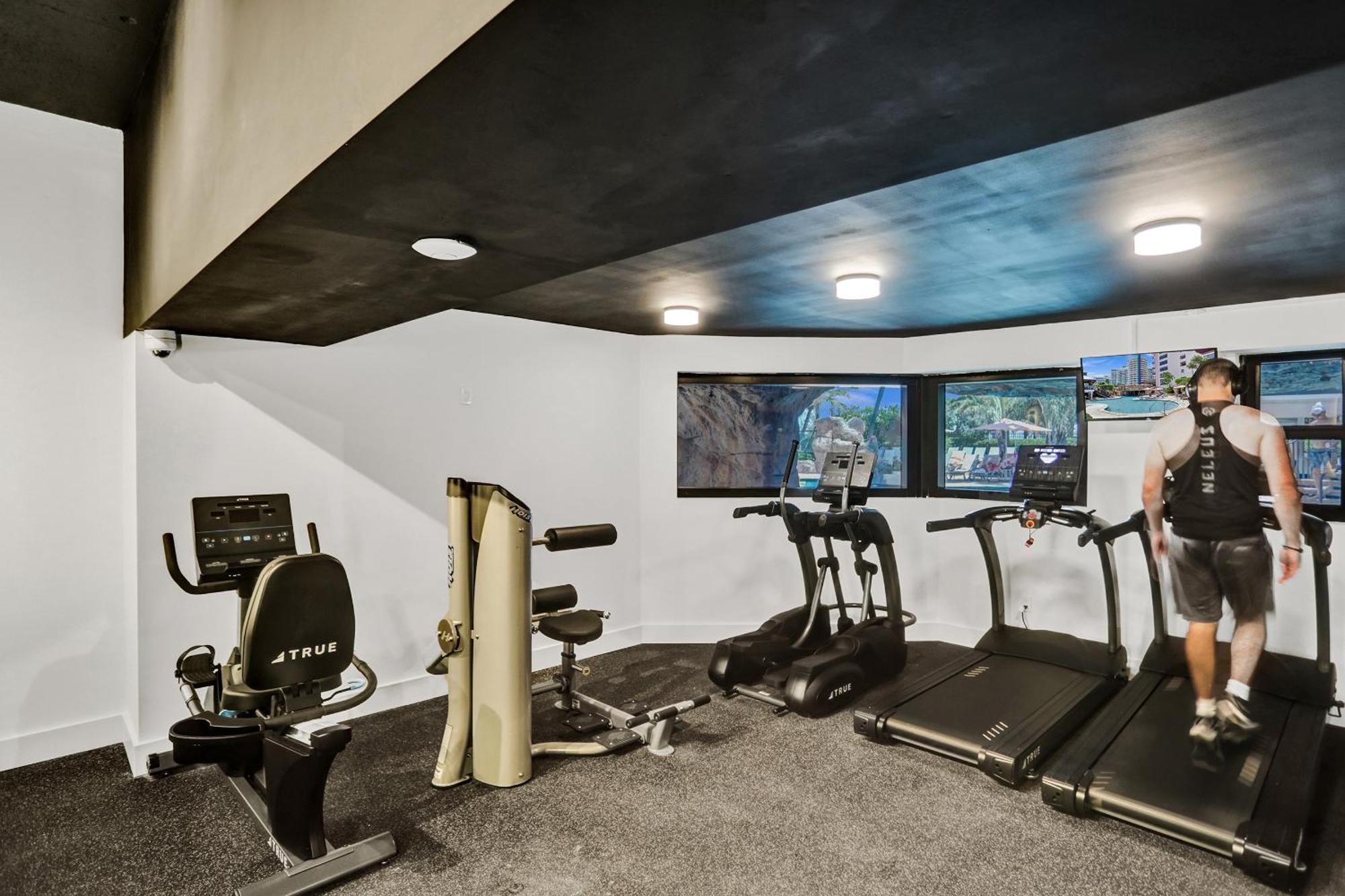 With Perks, Pools, Fitness Center, And A Relaxing Bathtub 916 Apartment *