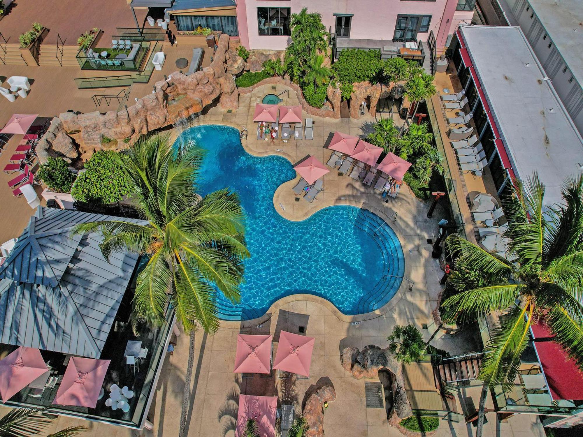 With Perks, Pools, Fitness Center, And A Relaxing Bathtub 916 Apartment *