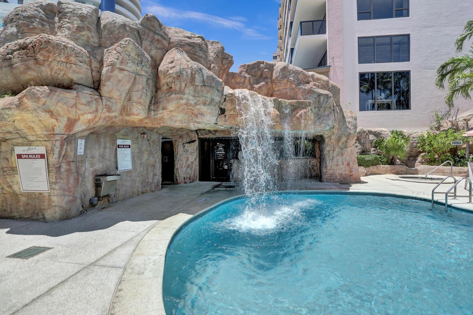 Apartment With Perks, Pools, Fitness Center, And A Relaxing Bathtub 916