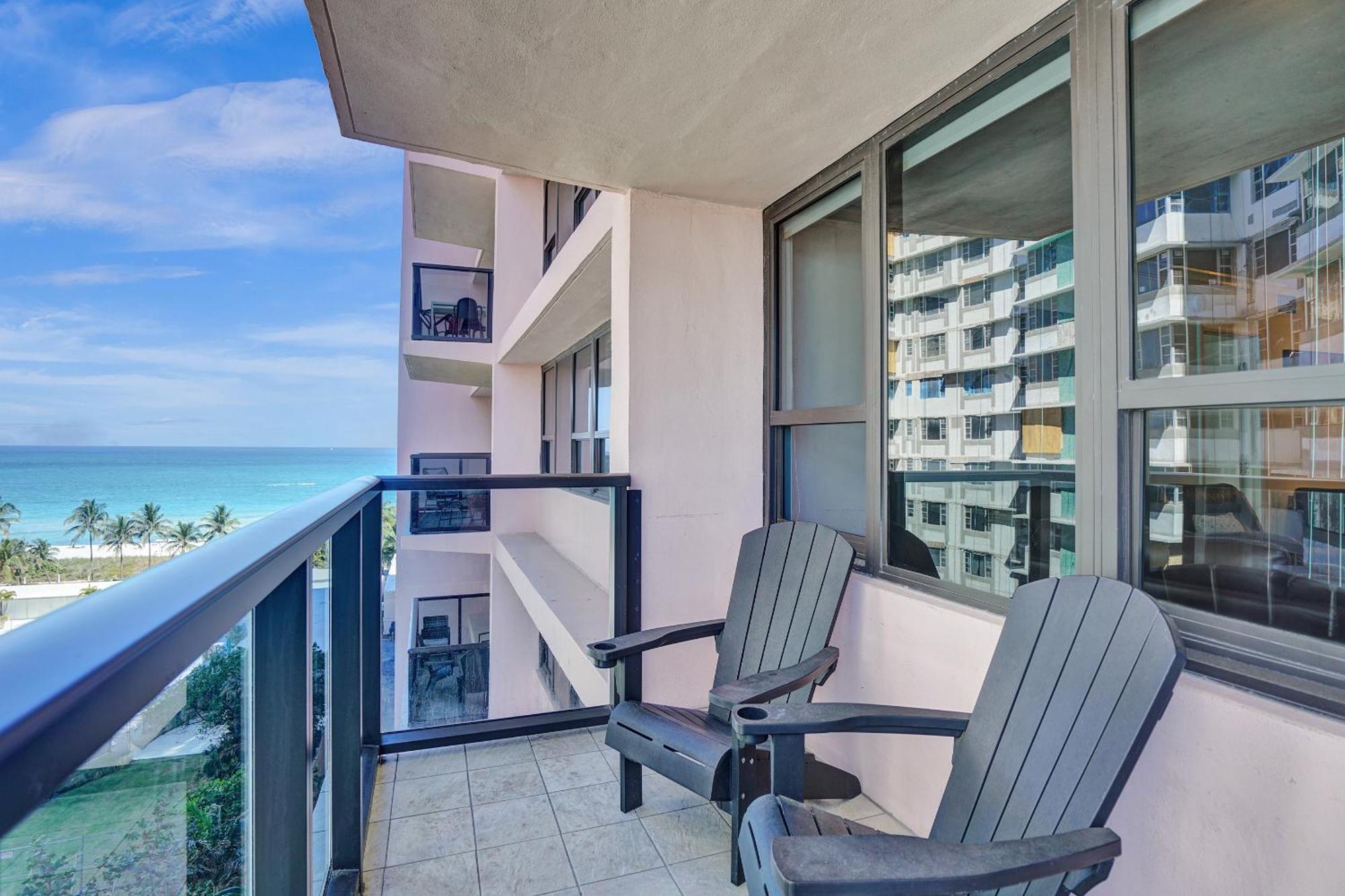With Perks, Pools, Fitness Center, And A Relaxing Bathtub 916 Apartment