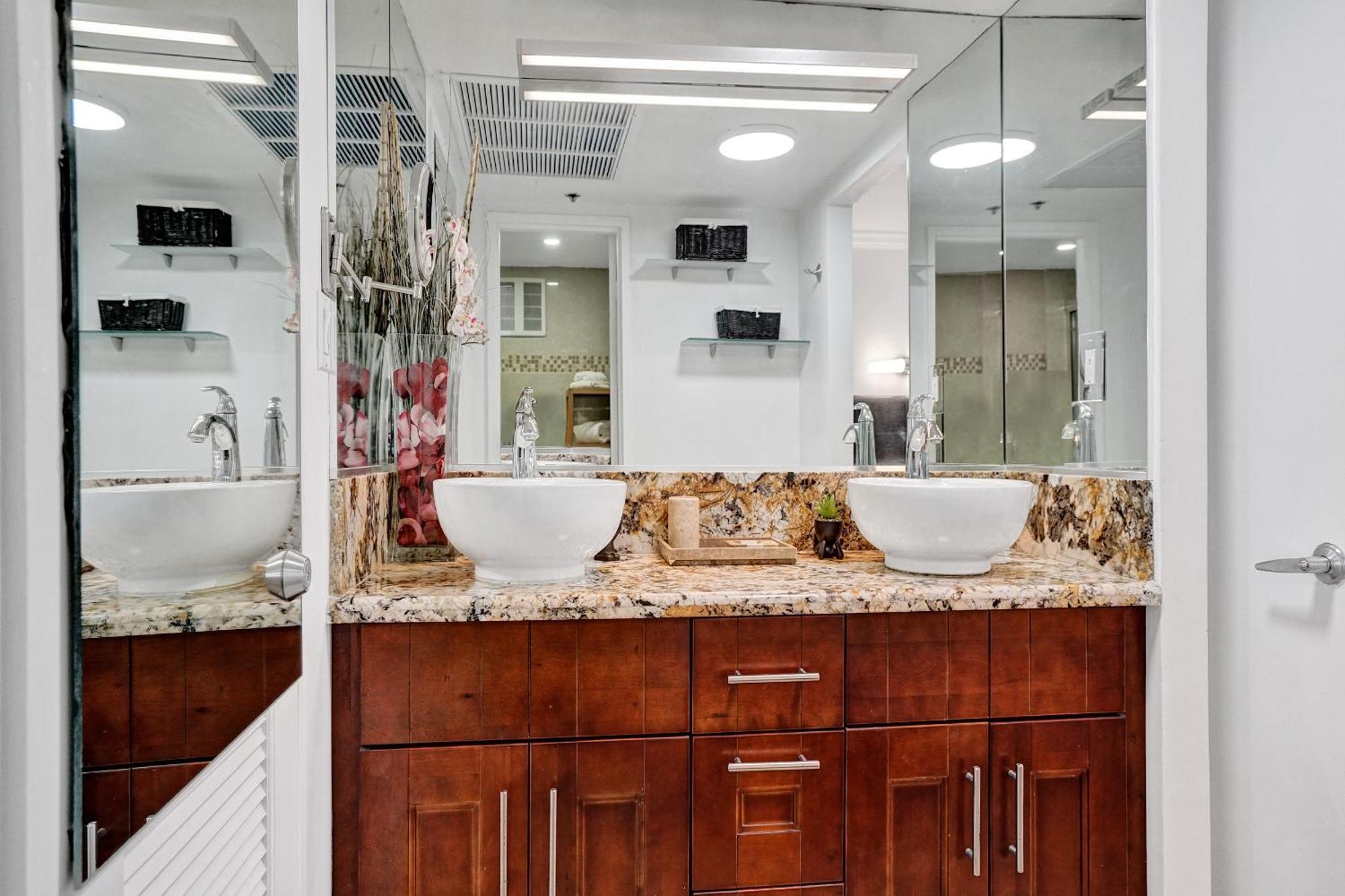 With Perks, Pools, Fitness Center, And A Relaxing Bathtub 916 Miami Beach